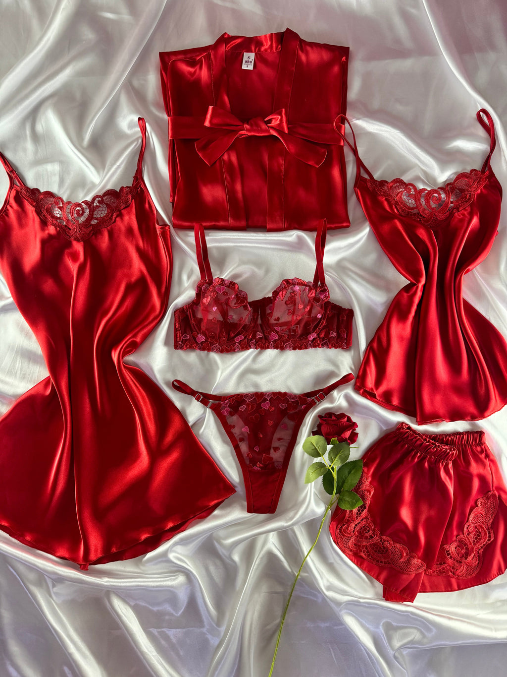 Love 7 Parça İpek Saten Kırmızı Kalpli Set( Bralet Hediyeli Lüks Paket)